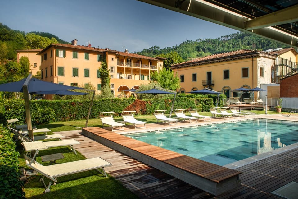 Property building, Patio, Day, People, Natural landscape, Garden, Garden view, Mountain view, Pool view, Swimming pool, Swimming pool, young children, Family, sunbed, wedding