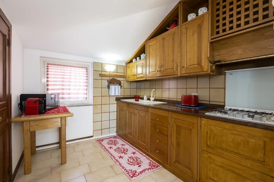 Coffee/tea facilities, microwave, stove, toaster, kitchen