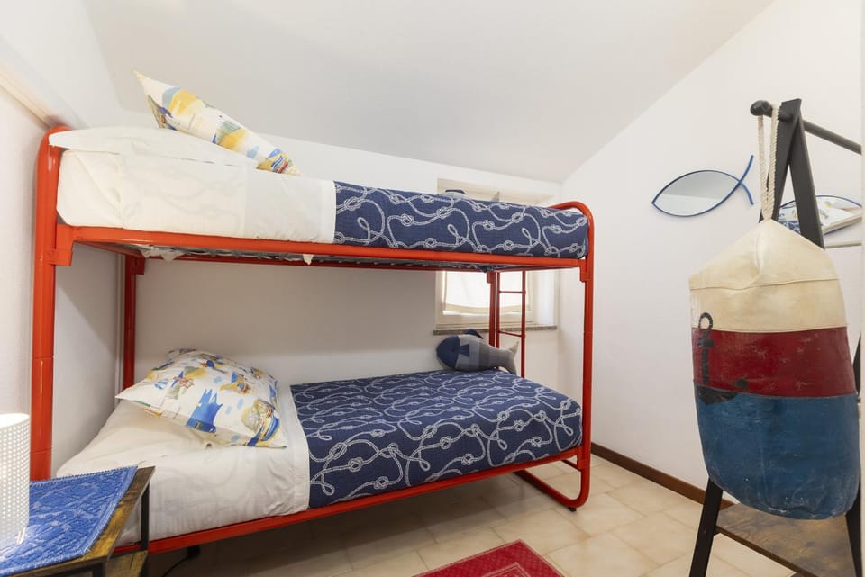 Bedroom, bunk bed
