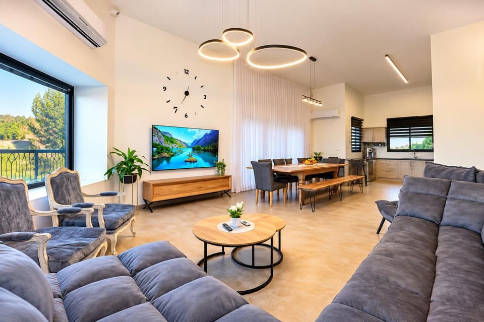 TV and multimedia, Kitchen or kitchenette, Living room, Seating area, Dining area