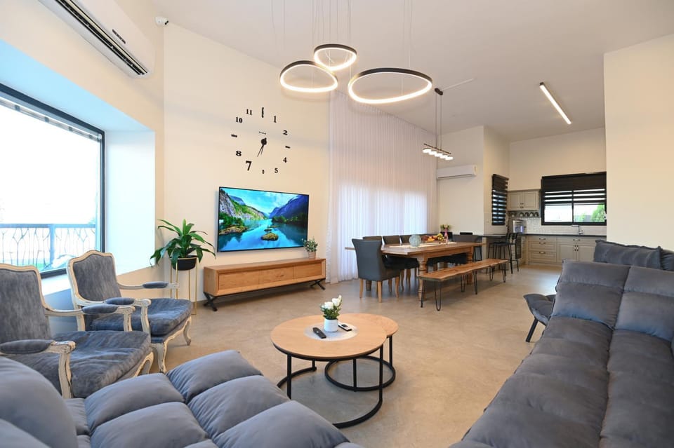 TV and multimedia, Living room, Seating area, Dining area