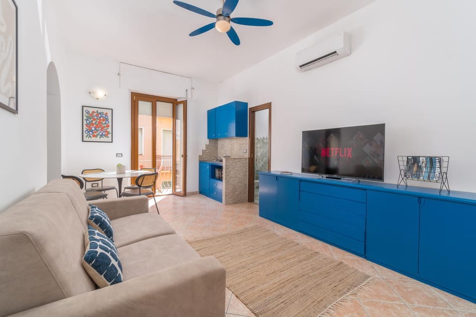 TV and multimedia, Kitchen or kitchenette, Living room, Seating area, kitchen