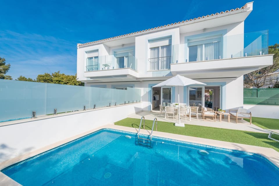 Property building, Patio, Day, Pool view, Swimming pool, sunbed