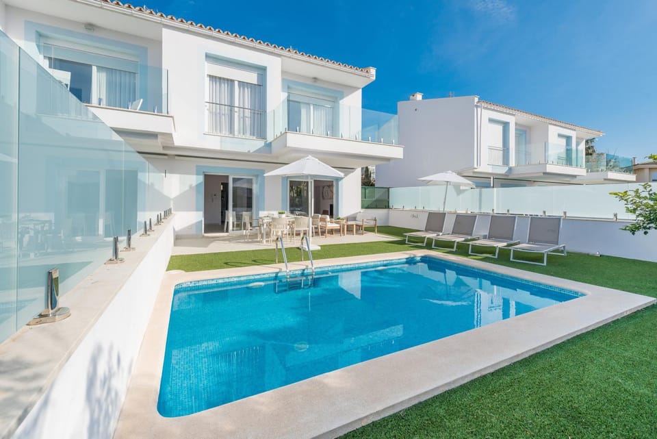 Property building, Patio, Day, Garden, Garden view, Pool view, Swimming pool, sunbed