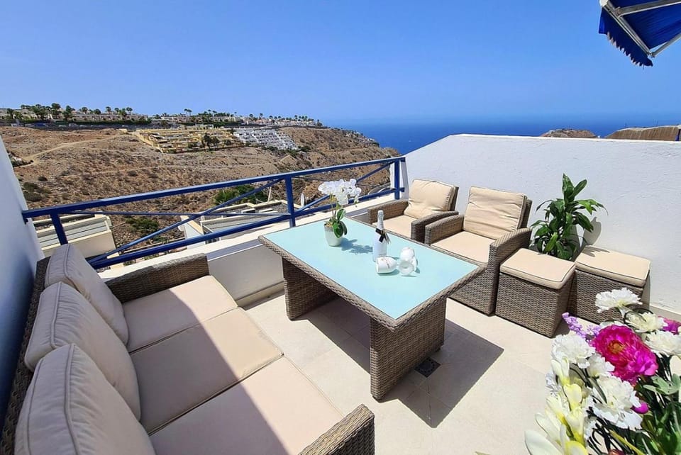 View (from property/room), Balcony/Terrace, Seating area, Sea view