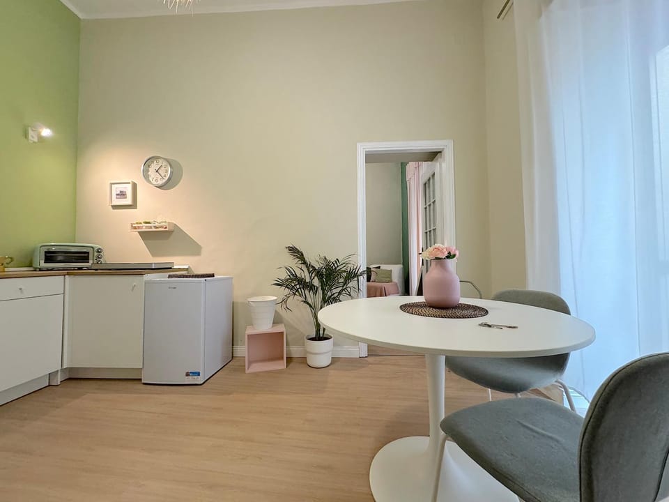 Kitchen or kitchenette, Dining area, hair dresser