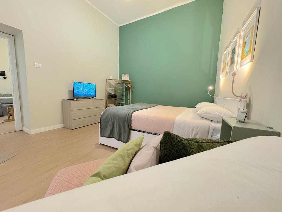 Bed, TV and multimedia, Photo of the whole room