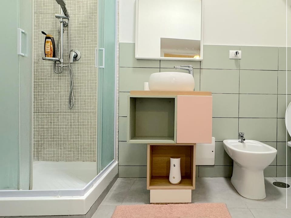 Shower, Toilet, Bathroom, bidet, towels