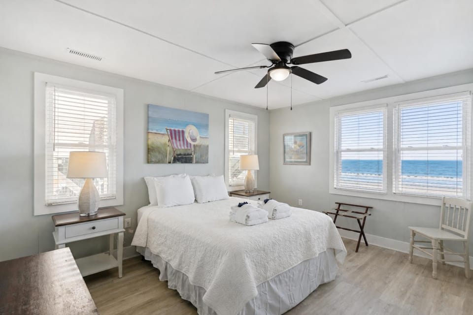 1589 E Ashley Wayward Whims Oceanfront Classic Folly Cottage House in James Island