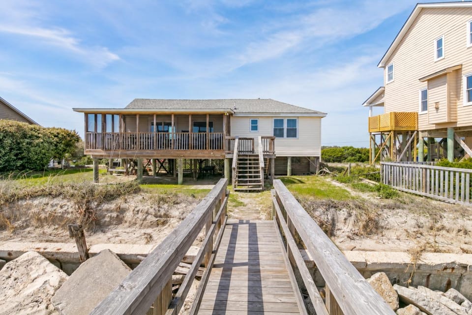 1589 E Ashley Wayward Whims Oceanfront Classic Folly Cottage House in James Island