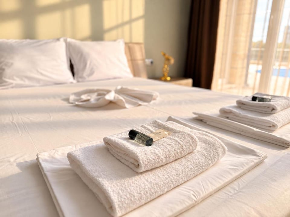 Bed, Bedroom, towels