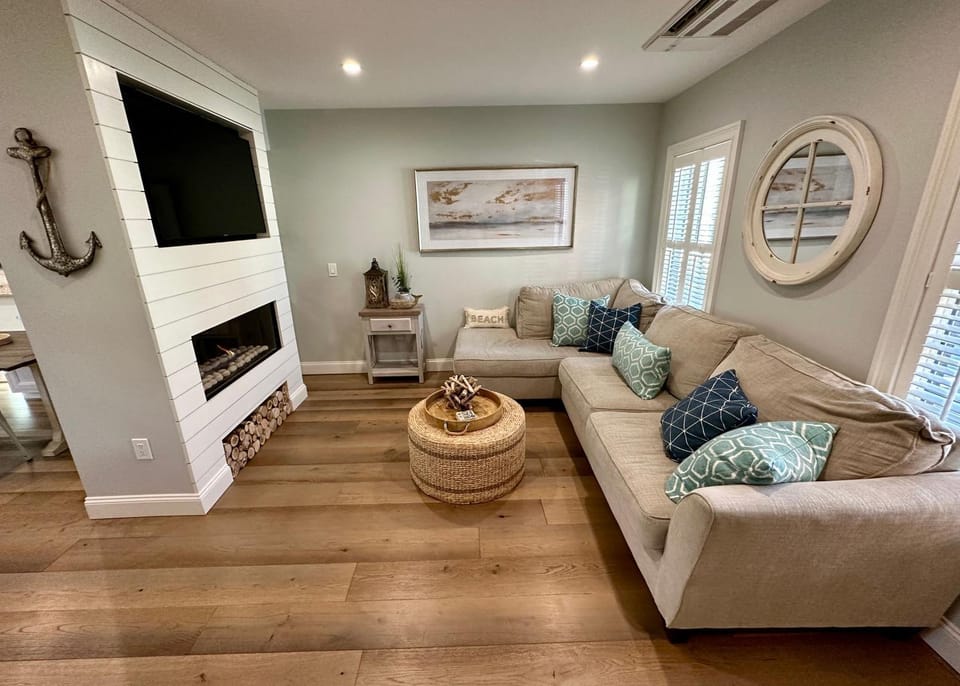 Beautifully Renovated 2 Bed 2 Bath Private Home House in Newport