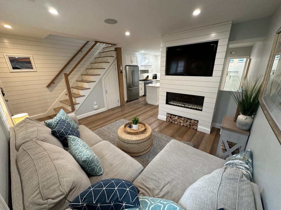Beautifully Renovated 2 Bed 2 Bath Private Home House in Newport