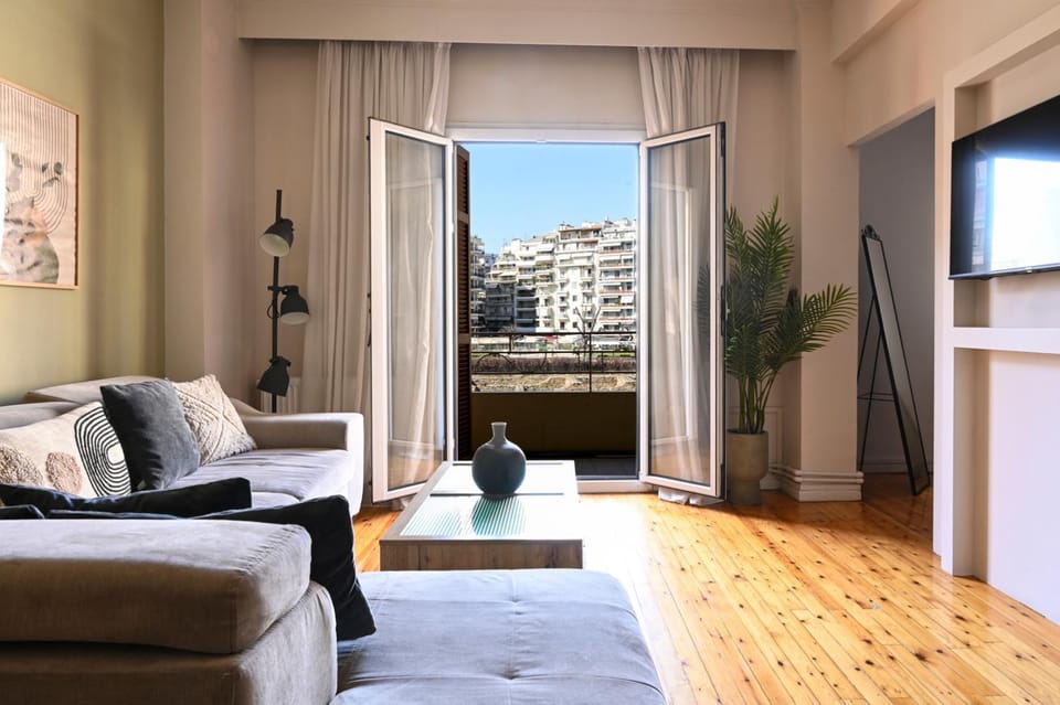 View (from property/room), Balcony/Terrace, Living room, Seating area