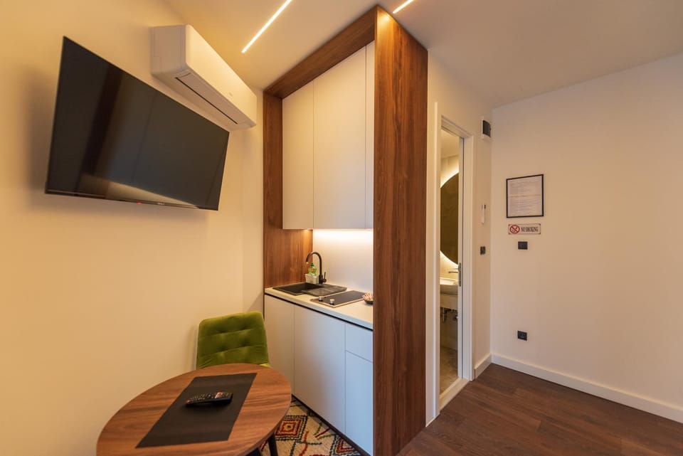 TV and multimedia, Kitchen or kitchenette, Photo of the whole room, Dining area