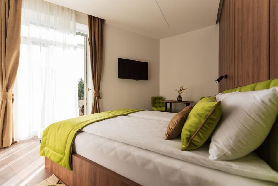 Bed, TV and multimedia, Photo of the whole room, Bedroom