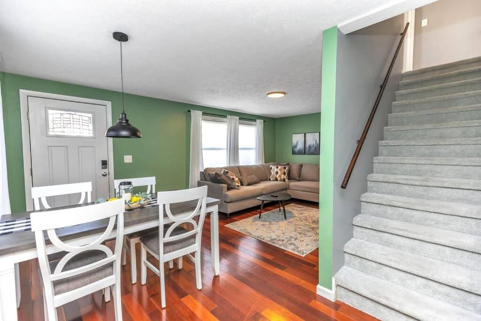 *NEW* Beautiful 3 floor Townhome with Sauna Apartment in Manchester
