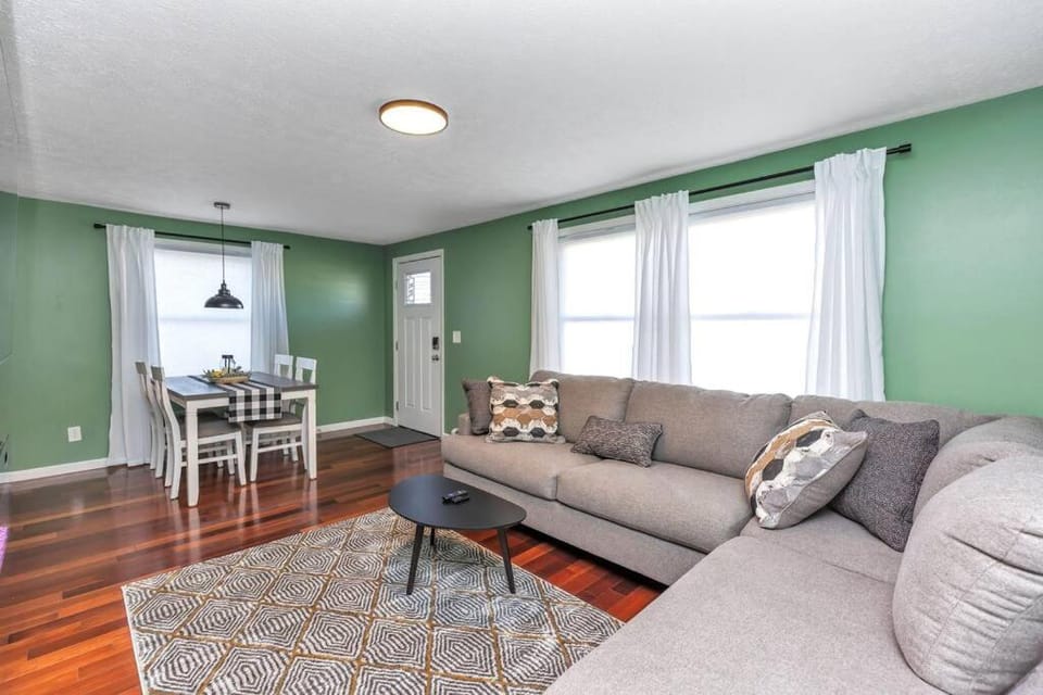 *NEW* Beautiful 3 floor Townhome with Sauna Apartment in Manchester