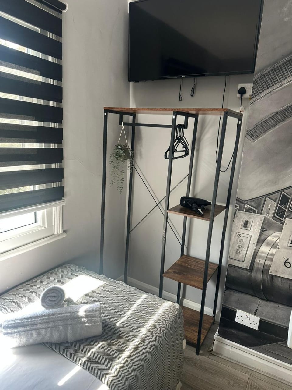 Solo Executive Studio - Dedicated Desk & Smart TV - Islington Apartment in London Borough of Islington
