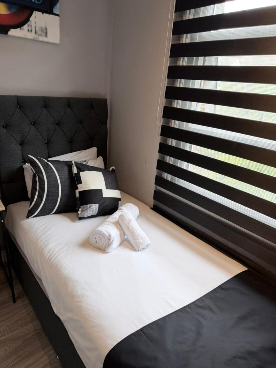 Solo Executive Studio - Dedicated Desk & Smart TV - Islington Apartment in London Borough of Islington