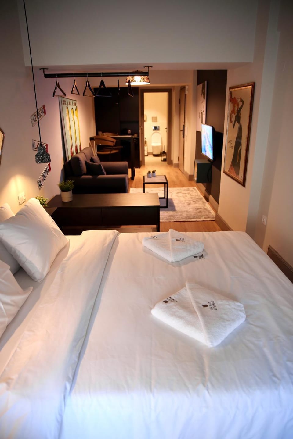 Bed, TV and multimedia, Living room, Photo of the whole room, Seating area, Bedroom, towels