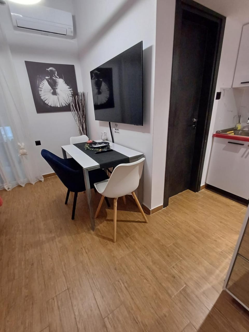 Rafina's BLUE HEART! Steps from the beach,2 min walk - WALK to Rafina main square 10 min, and Port about 15 min walk ! Ideal vacation base! Apartment in East Attica Regional Unit, Greece