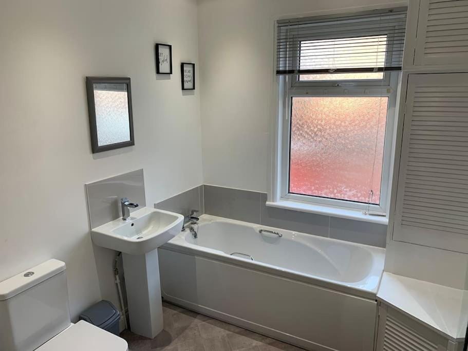 The Crown - Modern & Stylish Home from Home near Hopetown House in Darlington