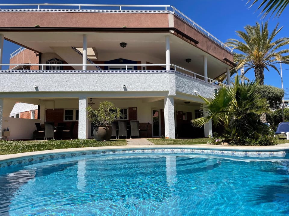 Property building, Day, Pool view, Swimming pool, sunbed