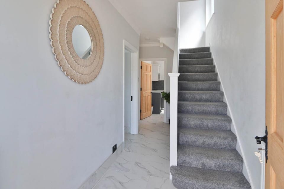 Surbiton Home with free parkings, Surbiton, Kingston upon Thames, Surrey, Greater London UK House in London