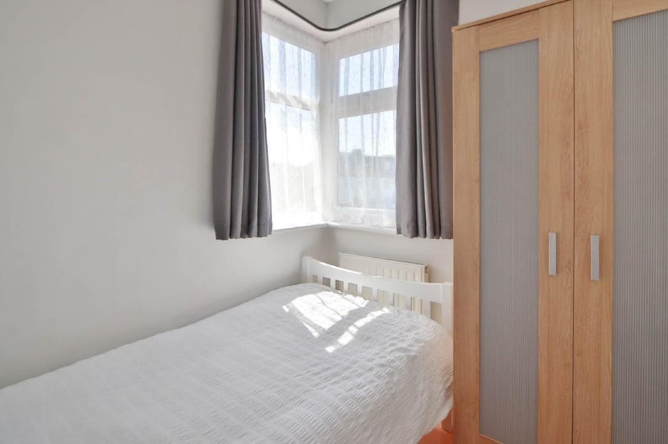 Surbiton Home with free parkings, Surbiton, Kingston upon Thames, Surrey, Greater London UK House in London