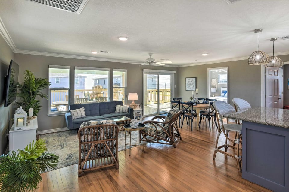 Surfside Beach Vacation Rental w/ Ocean Views House in Surfside Beach