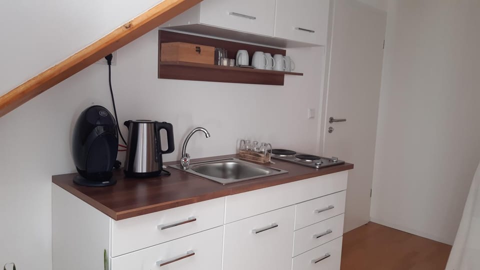 Coffee/tea facilities, Kitchen or kitchenette, stove