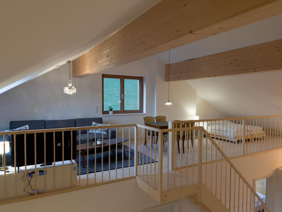 Bed, TV and multimedia, Seating area
