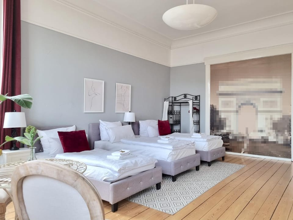 Bed, Photo of the whole room, Seating area, Bedroom, towels