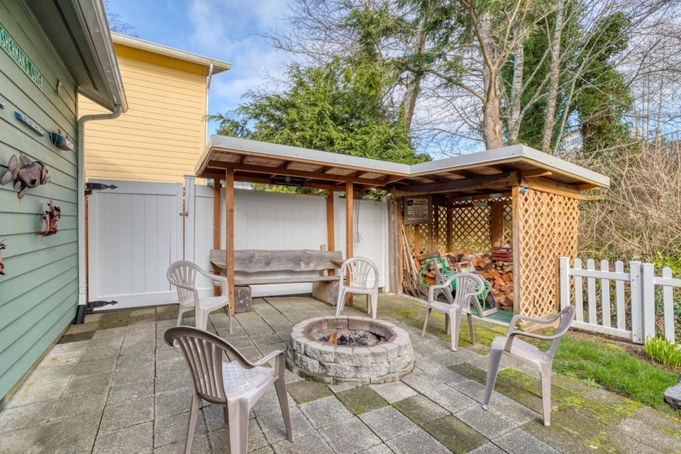 Rockaway Retreat - Meredith Lodging House in Rockaway Beach
