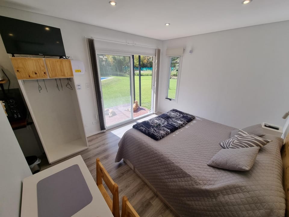 Bed, TV and multimedia, Photo of the whole room, Seating area, Bedroom