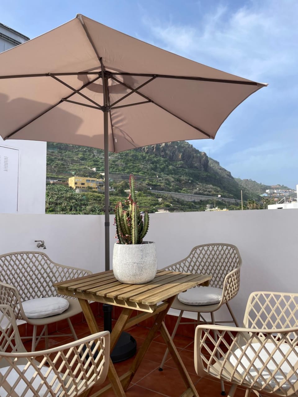 Natural landscape, View (from property/room), Balcony/Terrace, Dining area, Mountain view, sunbed