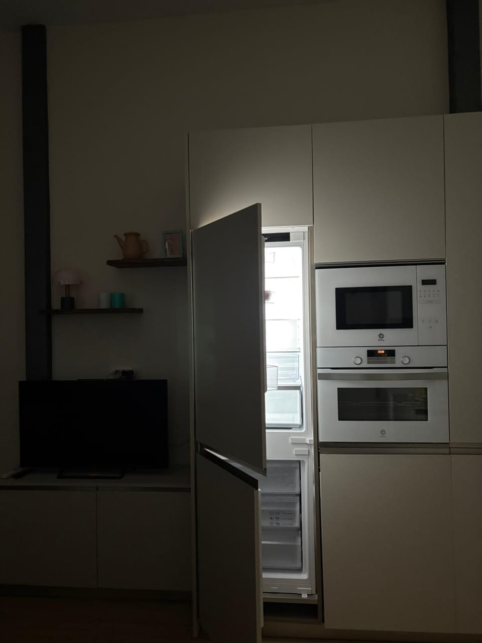 Kitchen or kitchenette, minibar, oven