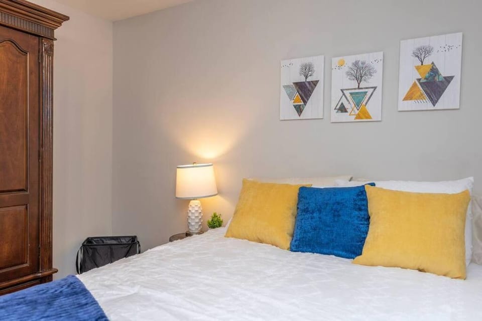 Close to Beach, Hot Tub, Pet Friendly, Firepit Apartment in Michigan City