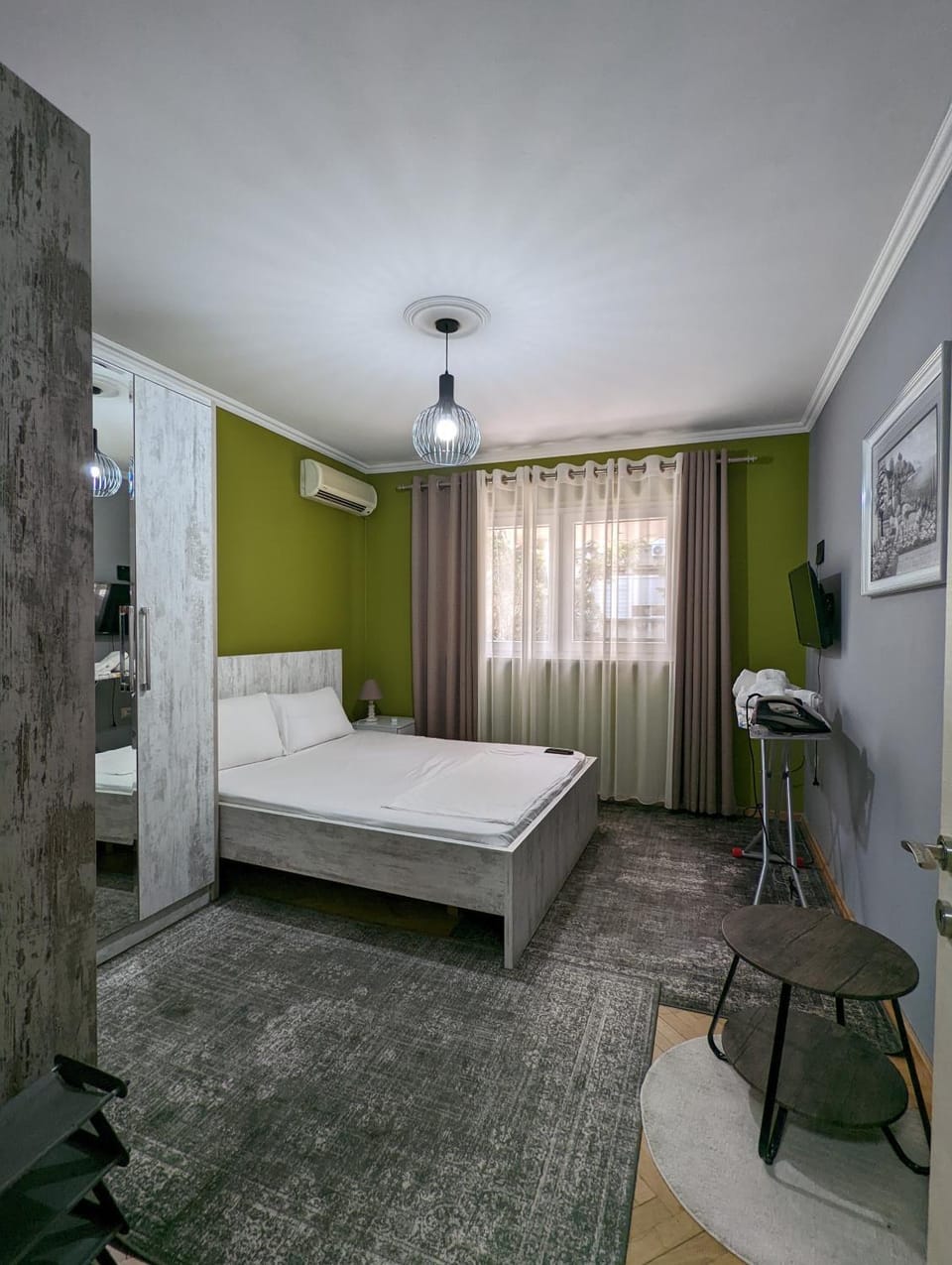 Bed, TV and multimedia, Photo of the whole room, Bedroom, hair dresser