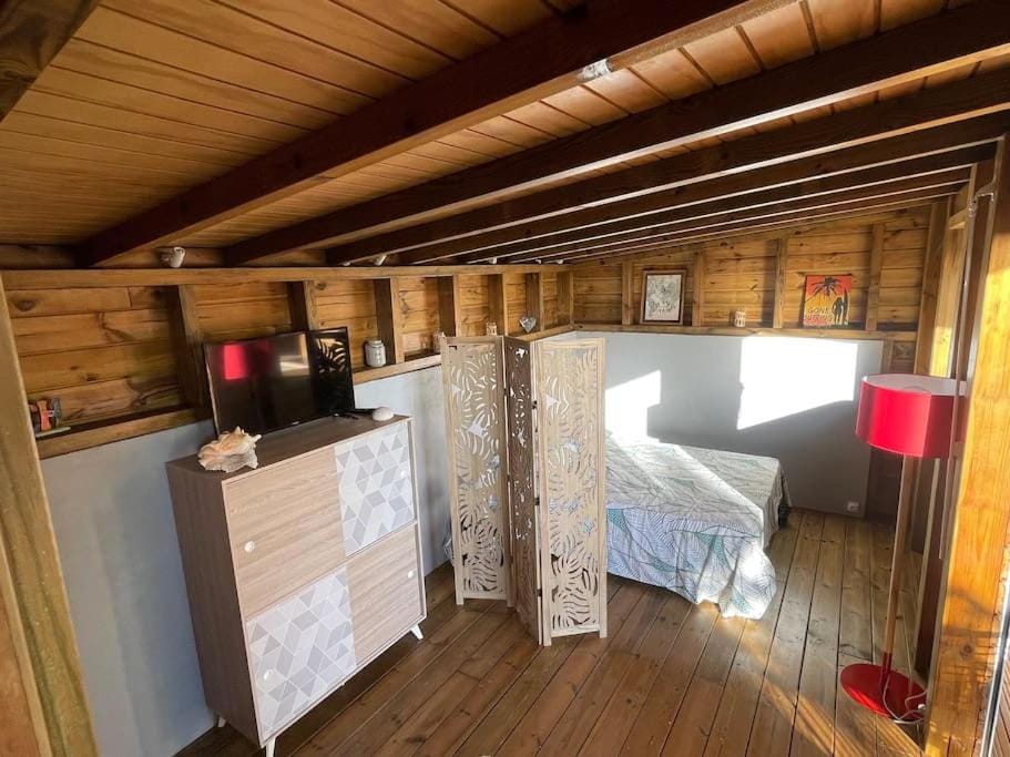 TV and multimedia, Photo of the whole room, Bedroom