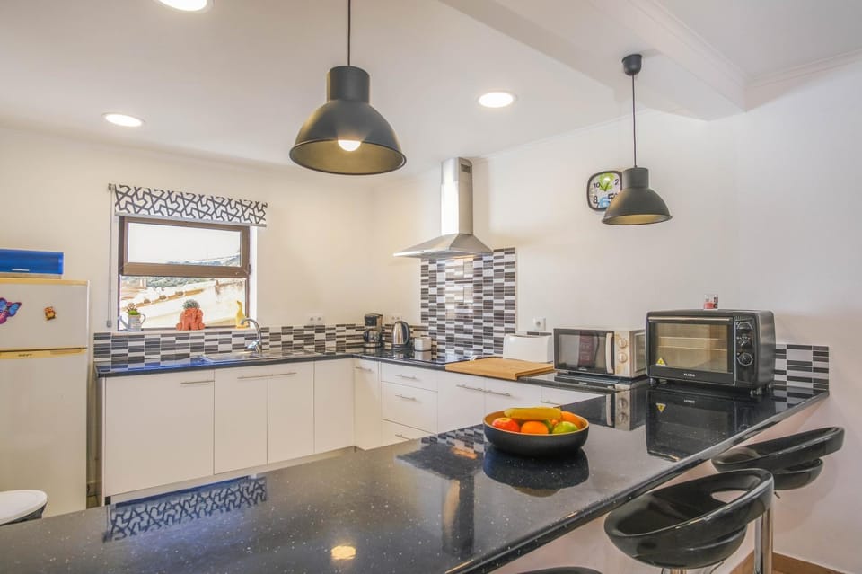Kitchen or kitchenette, minibar, stove