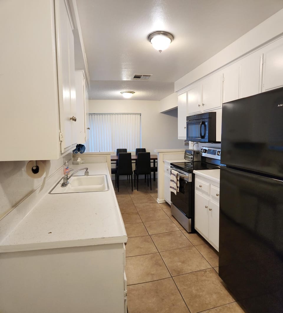 Kitchen or kitchenette, Dining area, minibar, stove