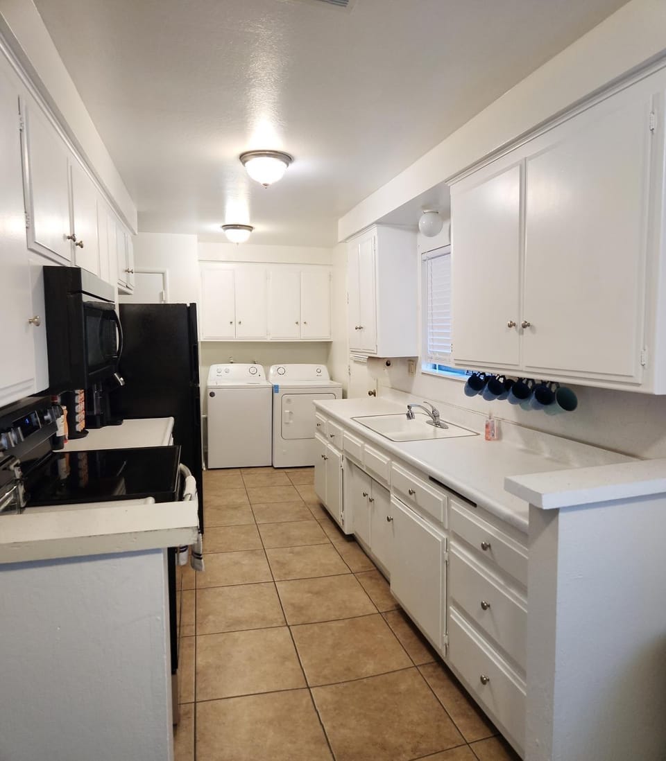 Kitchen or kitchenette, minibar, stove