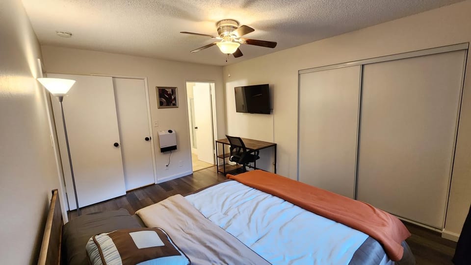 Bed, TV and multimedia, Bedroom, fireplace