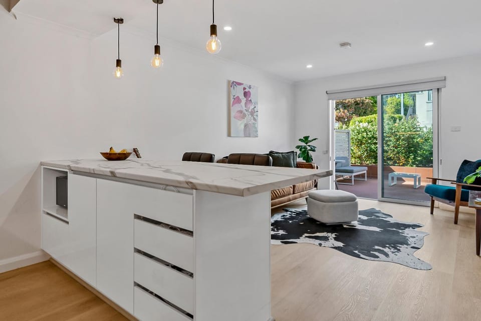 Kitchen or kitchenette, Living room, Seating area, Dining area