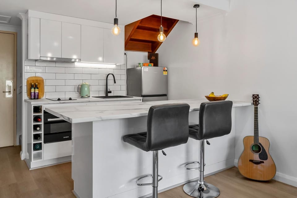 Coffee/tea facilities, Kitchen or kitchenette, Dining area, oven, stove, toaster