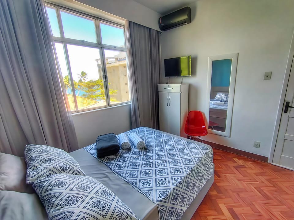 Bed, TV and multimedia, Photo of the whole room, Bedroom, Sea view, locker, towels, air conditioner