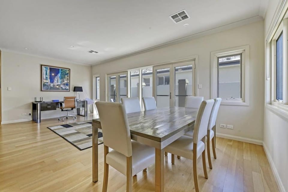 The Sampson Haven - Luxe CBD Getaway, Dog Friendly Apartment in Orange