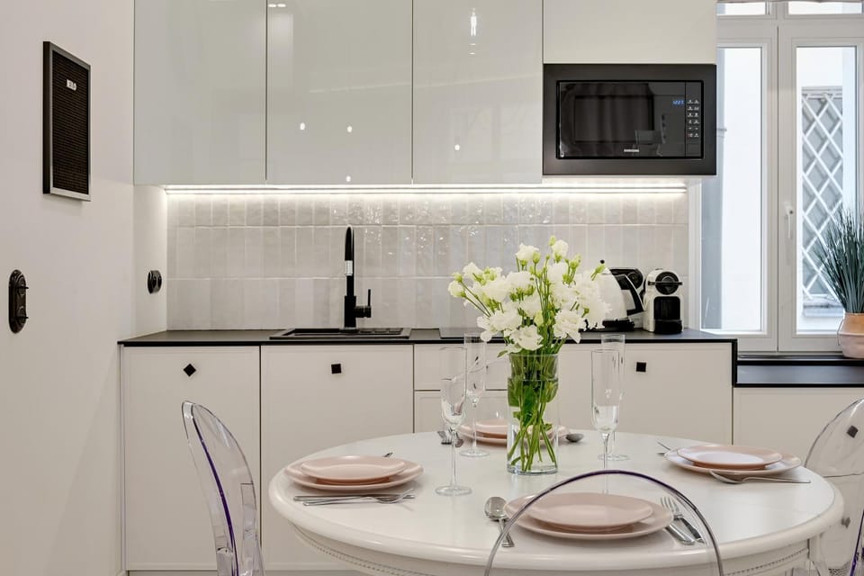 Coffee/tea facilities, Kitchen or kitchenette, Dining area, stove